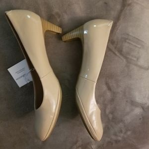 *NWT!* Croft and Barrow nude heels